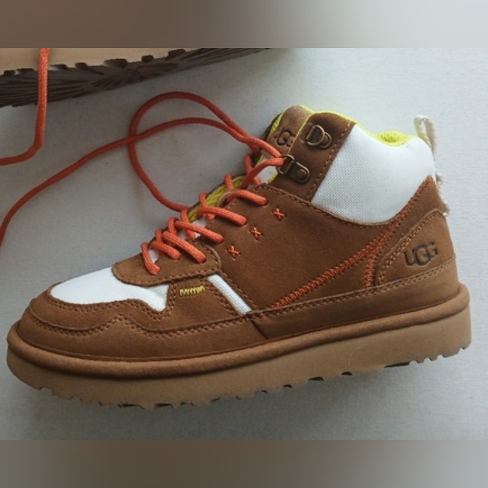 Nwot. Ugg. Highland hiker suede leather canvas ankle Sneaker lightweight .Unworn